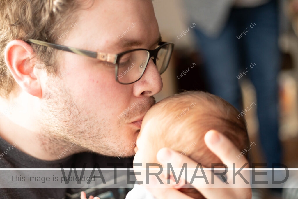Papa mit Newborn