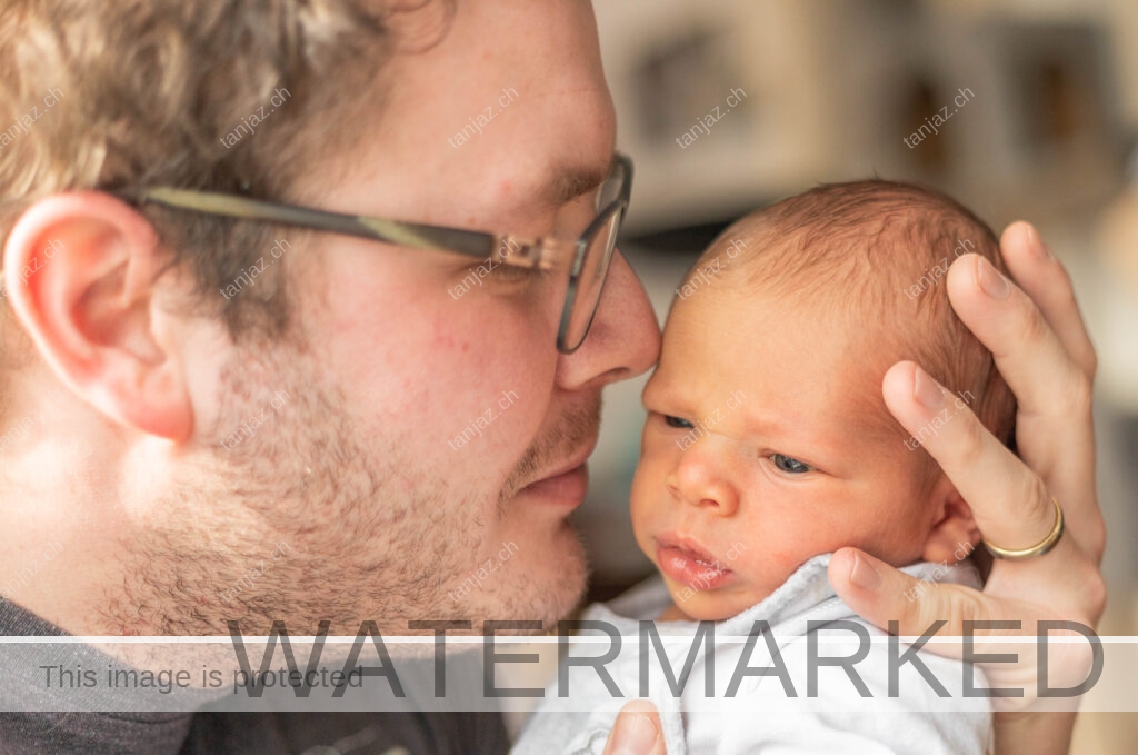 Papa und Newborn